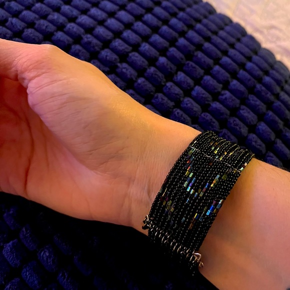 ✨3/$30✨ Black and iridescent beaded bracelet cuff - Picture 1 of 2